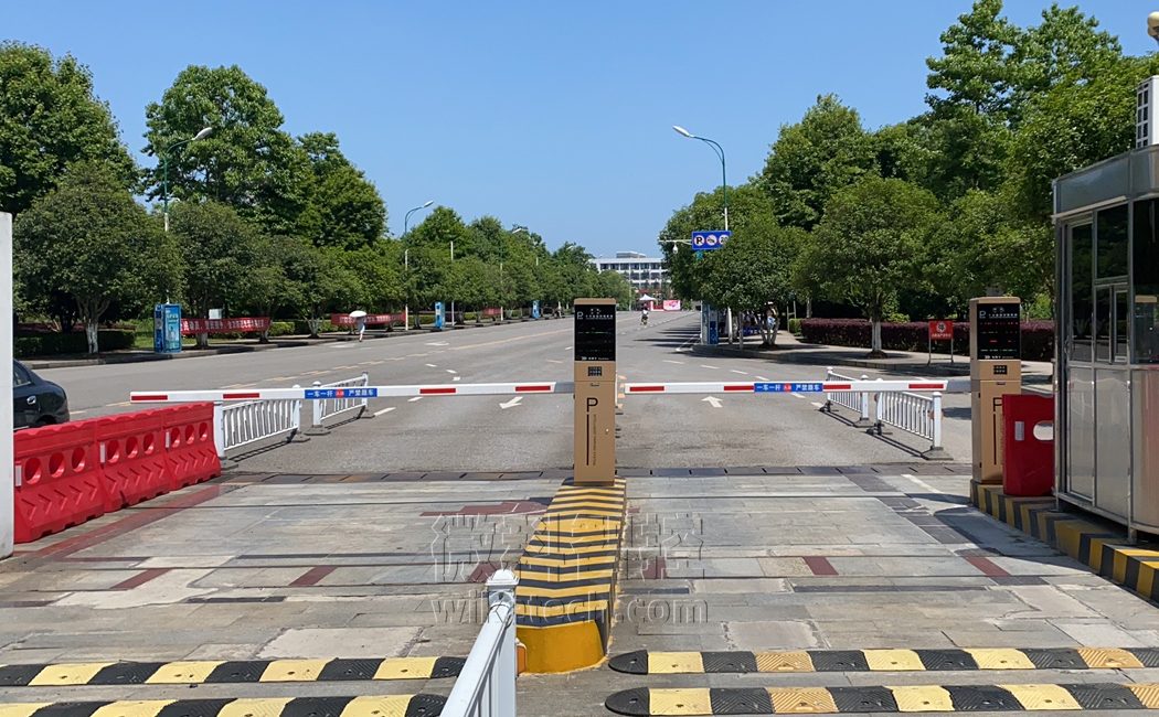 学校停车场管理系统智能车牌识别道闸系统一体机安装案例